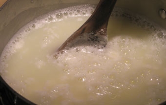 перемішуємо молоко з лимонним соком