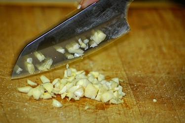 дрібно рубаємо часник