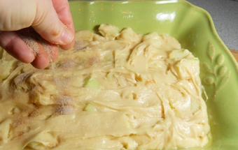 викладаємо тісто з начинкою в форму для запікання