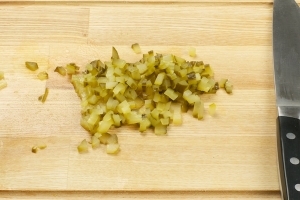 нарізаємо гурцы дрібно