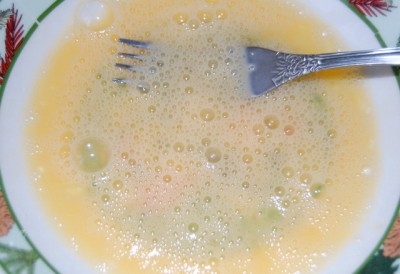 злегка збиваємо куряче яйце