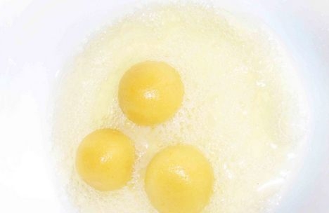 збиваємо жовтки з цукром