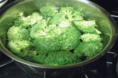 брокколі в каструлі