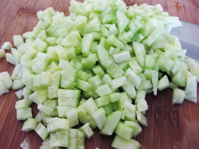 нарізаємо огірки кубиками