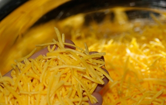 натираємо сир на тертці