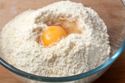 додаємо жовток,коньяк і воду