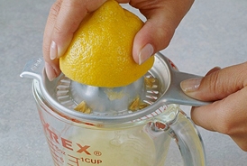 видавлюємо сік лимона