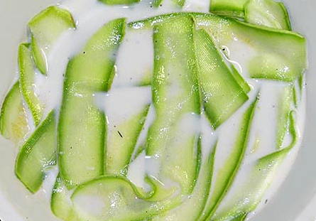 Заливаємо кабачки молоком