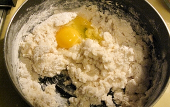 додаємо в тісто борошно і яйце