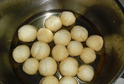 настиваем Расагула в сиропі