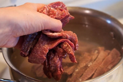 м'ясо в каструлі