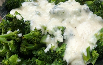 заливаємо брокколі сметанно-сирним соусом