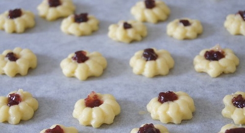 укладаємо і формуємо тісто на деко