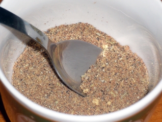 перемішуємо чебрець, сіль і чорний мелений перець