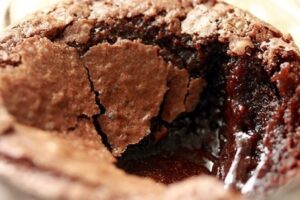 Гаряче тістечко з рідкою начинкою