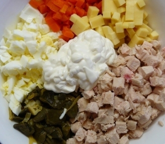 заправляємо салат майонезом