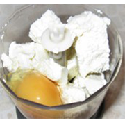 Збиваємо сир, яйця і цукор