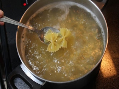 макарони в каструлі