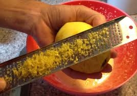 натираємо на тертці лимонну шкірку