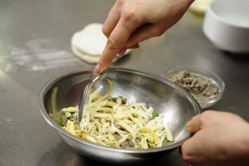 додаємо до грибів сир і майонез