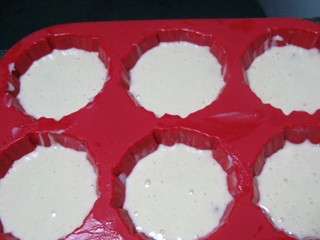 Вливаємо тестову суміш у формочки