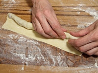 загортаємо тісто з начинкою рулетиком