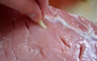 в отвори вставляємо шматочки часнику