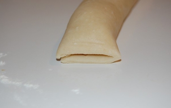 зрізаємо ножем кінці рулету