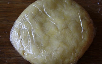 обмотуємо тісто в плівку