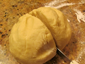 тісто розрізаємо на два шматки