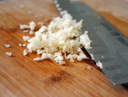 подрібнюємо часник