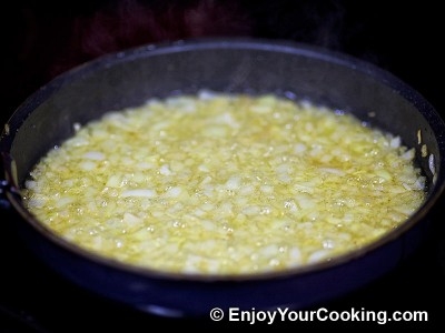 цибулю на сковороді