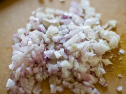 подрібнюємо цибулю-шалот