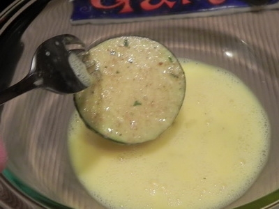 вмочаємо баклажани в кляр