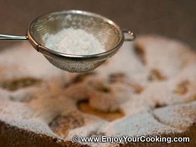 посипаємо бісквіт з яблуками цукровою пудрою