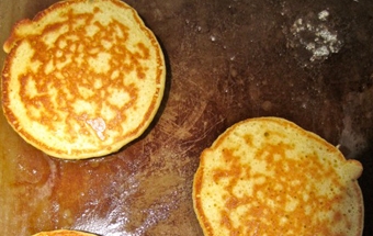 смажимо млинці з іншого боку