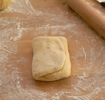 загортаємо правий, потім лівий край