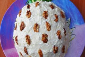 Салат «Ананас» з куркою