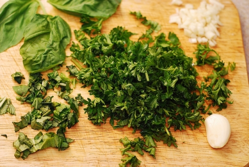 подрібнюємо зелень і часник