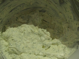 змішуємо плавлений сирок, вершкове масло і кріп