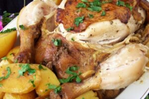 Ароматна курка з картоплею в мультиварці