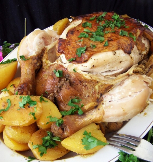 апетитне блюдо з куркою та картоплею