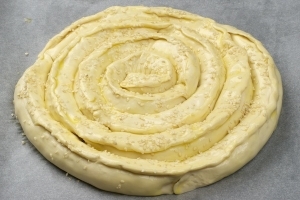 змащуємо яйцем і посипаємо кунжутом