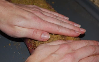 натираємо свинину спеціями