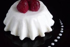 Сирний десерт з малиною