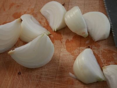 нарізаємо цибулю на шматочки