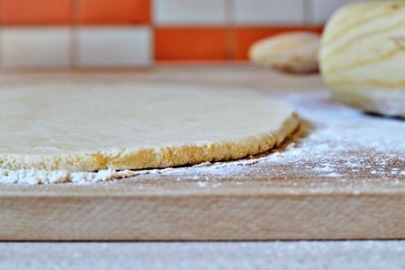 розкачуємо тісто в лист