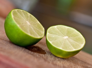 Розрізаємо лайм на дві половинки