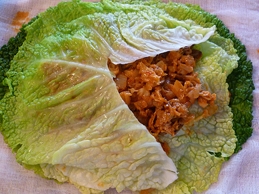 викладаємо шарами капустяне листя і начинку