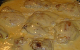 тушкуємо курячі гомілки в сметанною заправці з цибулею